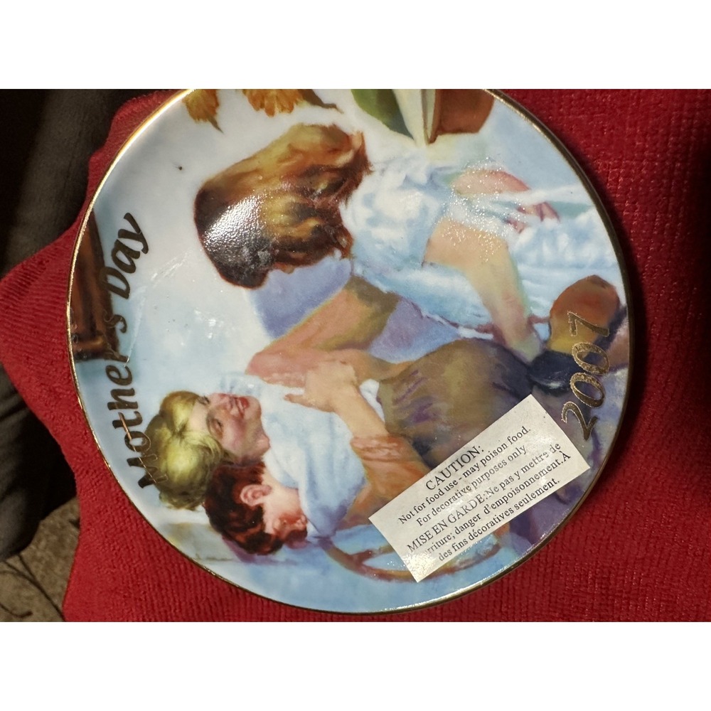 Avon Mothers Day Plate 2007. 22k Gold Trimmed. 5 Inches